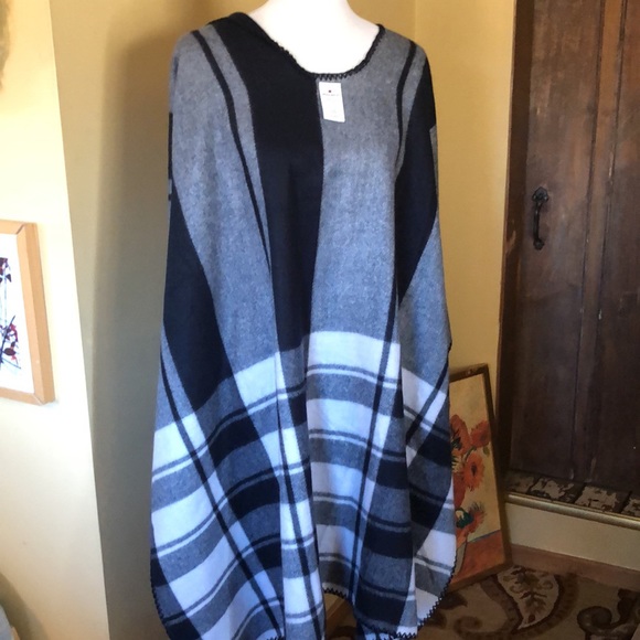 WOOLRICH Size OSFA Poncho Wrap - Blanket wrap PLAID Gray & Black $118 NEW - Picture 8 of 16